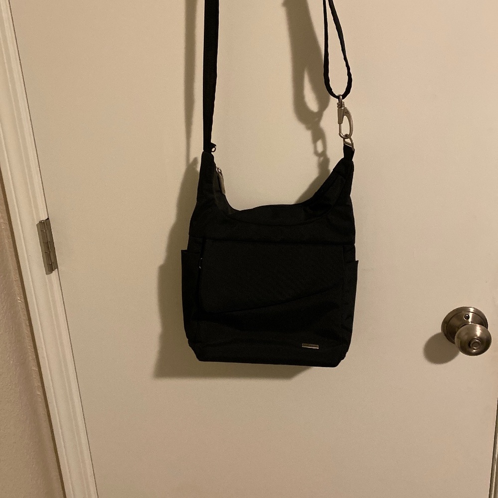 Travelon anti theft classic messenger bag